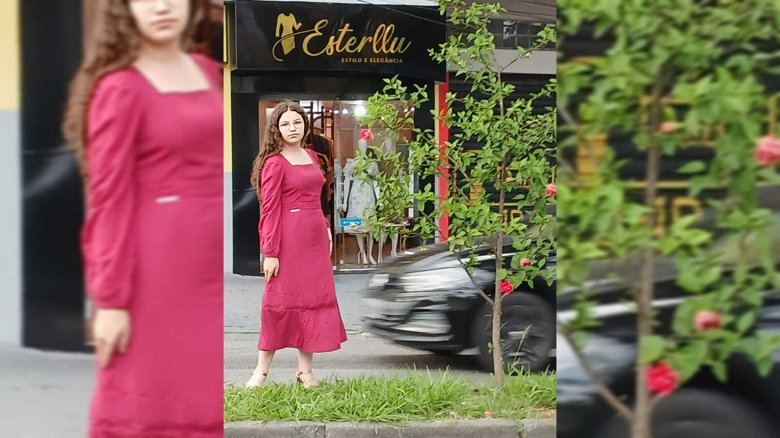 Interior da loja Esterllu com vestidos elegantes e ambiente sofisticado