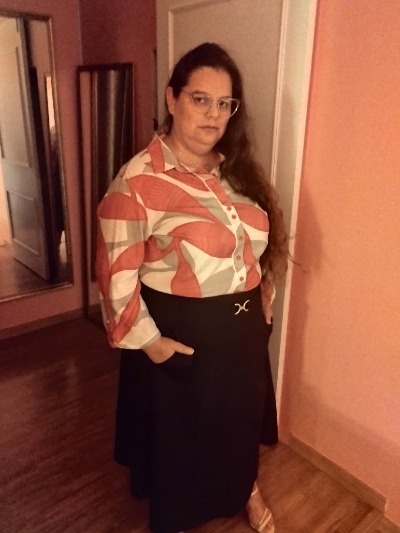 Vestido midi modesto com elegância para cultos e ocasiões especiais